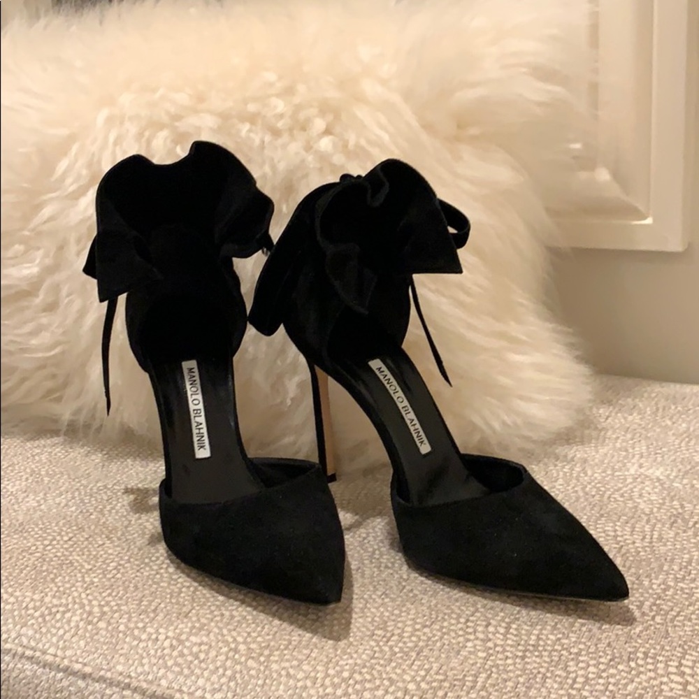 Matte suede black pump